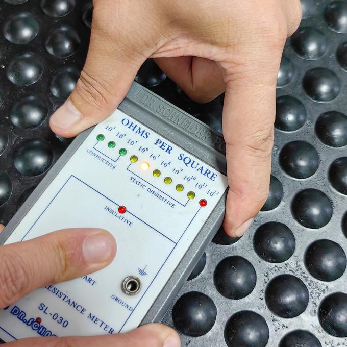 Black Rubber ESD Antistatic Cone Pattern Anti Fatigue Mat For Cleanrooms Semiconductor Workshops 0